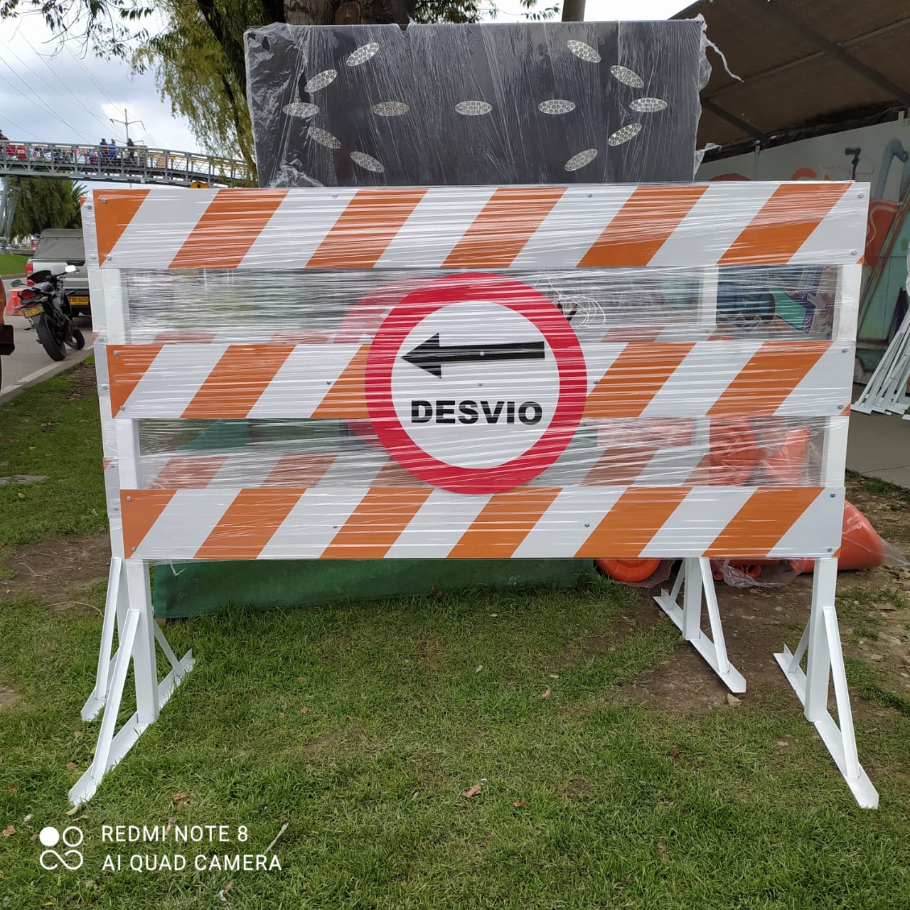 Barricada de desvío con flecha Barricada de desvío con flecha direccional - señalización vial Bogotá