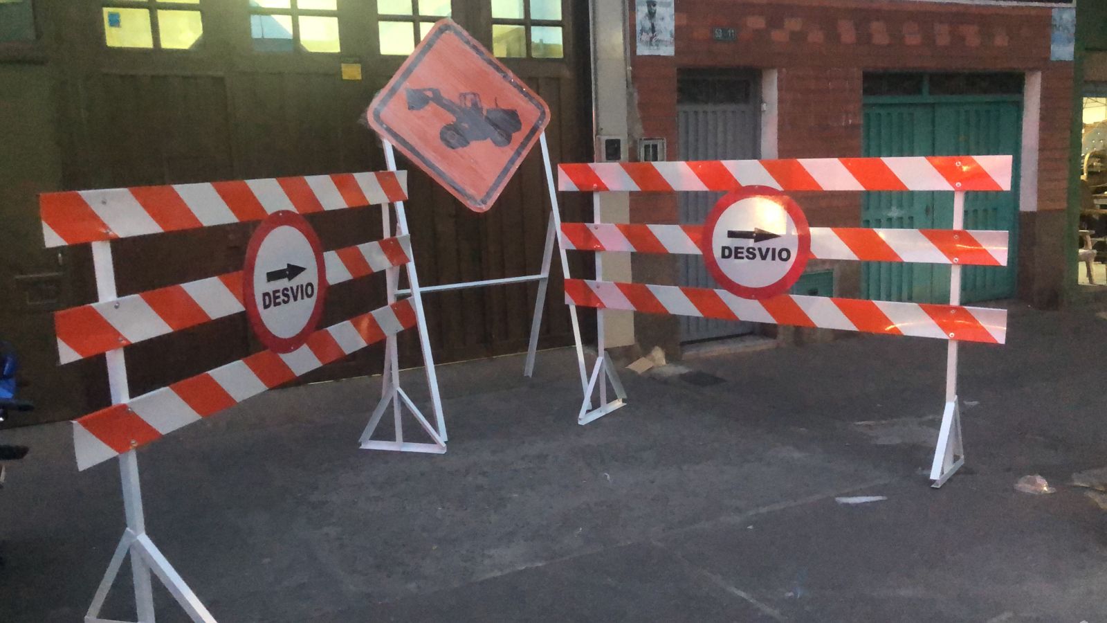 Barricada de desvío metálica instalada Barricada de desvío metálica instalada en vía - Arquetipo Señalización Bogotá