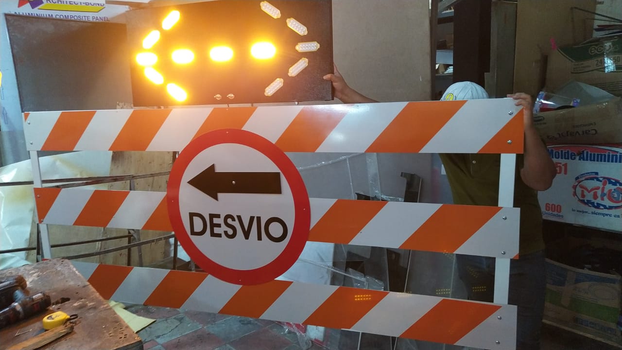 Barricada vial con flecha luminosa Barricada vial con flecha de desvío luminosa - señalización de obra Bogotá